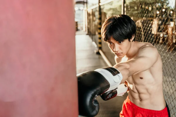 Boxare fighter gör motion slå boxningssäck med copyspace — Stockfoto