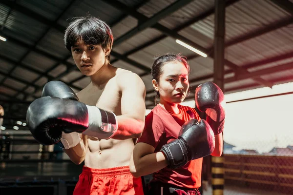 Combatientes femeninos y masculinos se paran en guantes de boxeo y posan espalda con espalda —  Fotos de Stock