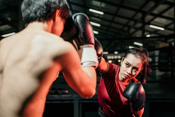 Jovem boxeador fazendo exercício perfuração competindo com o homem adversário — Fotografia de Stock