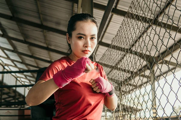 Kaslı sporcu kız boks antrenmanı — Stok fotoğraf