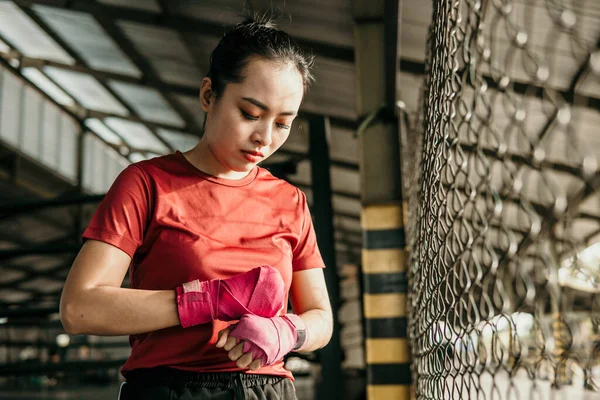 Porträtt av boxare fighter tillämpa bondage tejp — Stockfoto