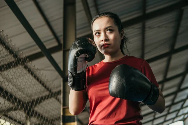 Mujer último luchador en guantes de boxeo con movimiento manos defender al lado copyspace — Foto de Stock