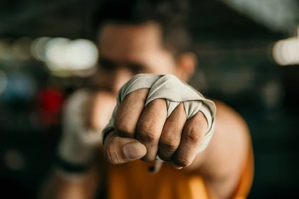 Close up de boxer mão em enfaixamento bandagem fazer um movimento jab — Fotografia de Stock