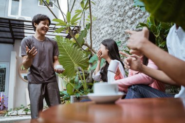 Otururken arkadaşlarınızla sohbet ederek eğlenin.