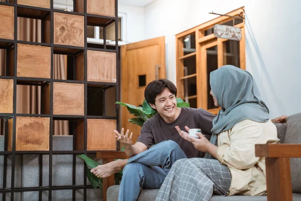 Pasangan muda muslim mengobrol di sofa — Stok Foto