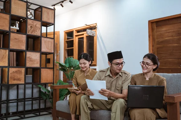 Zwei Beamtinnen und ein Beamter, die von zu Hause aus arbeiten — Stockfoto