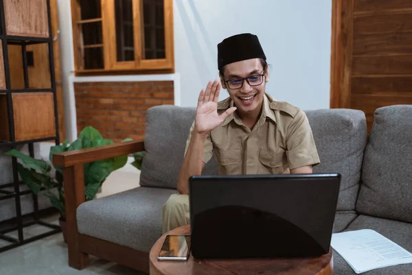 Homem de uniforme de funcionário do governo apresentando reuniões online usando computadores portáteis — Fotografia de Stock