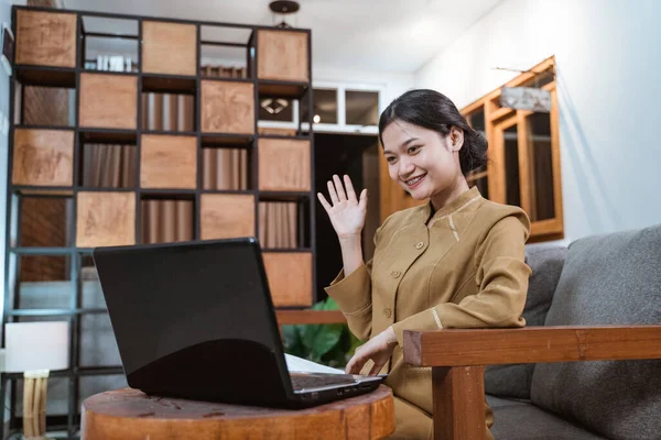 Professora em uniforme de funcionário público acenando na frente de um computador portátil — Fotografia de Stock