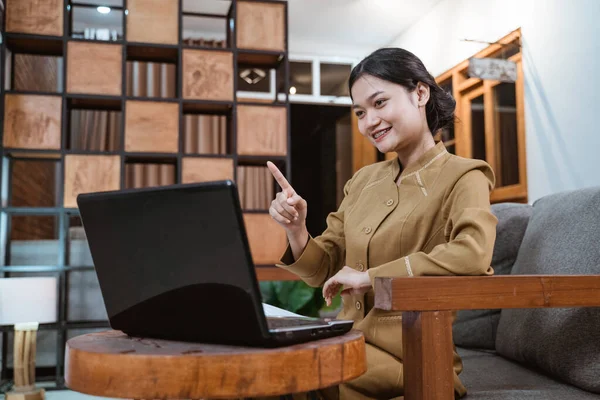 Γυναίκα δασκάλα με στολή δημοσίου υπαλλήλου με χειρονομίες χρησιμοποιώντας φορητό υπολογιστή κατά την εργασία από το σπίτι — Φωτογραφία Αρχείου