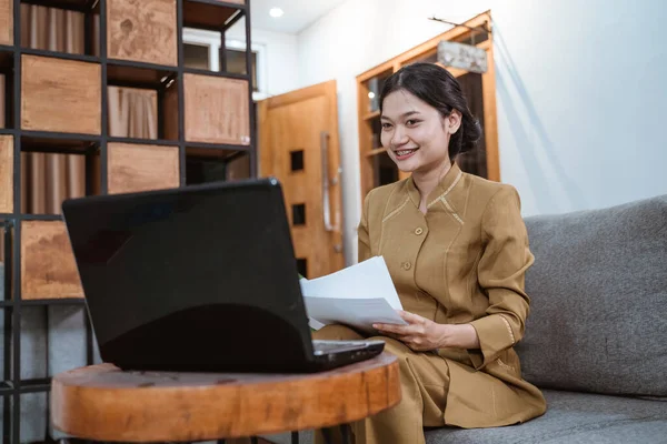 身穿政府制服的妇女在网上工作时持有证件 — 图库照片