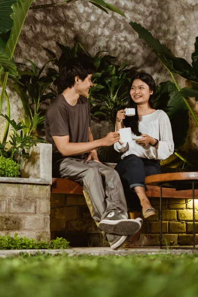Романтическое свидание подростковой пары в саду дома — стоковое фото