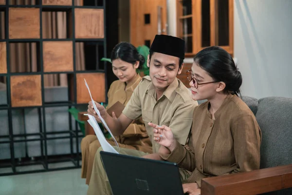 Laki-laki dan perempuan PNS memegang dan mencari dokumen ketika duduk sambil bekerja secara online — Stok Foto