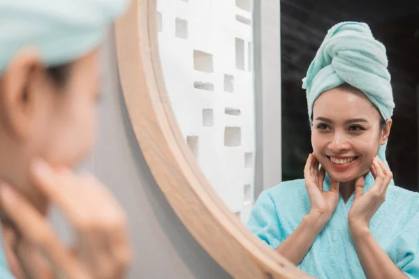 Woman looking on reflection in the mirror after shower — Stock Photo, Image