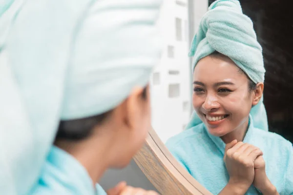 Primer plano de la mujer asiática mirando a la reflexión en el espejo después de la ducha —  Fotos de Stock