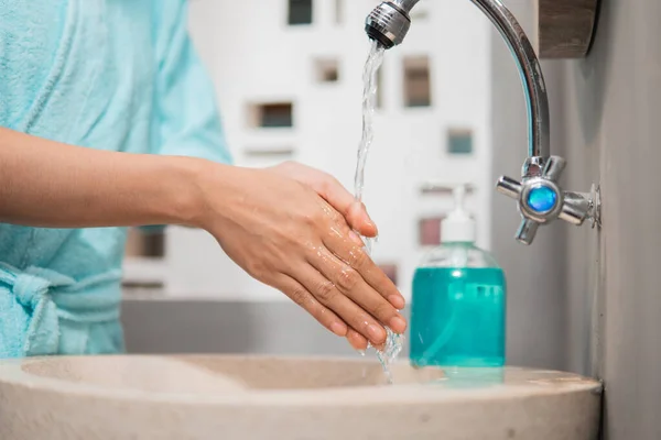 Zbliżenie dziewczyny ręce mycie rąk z bieżącą wodą — Zdjęcie stockowe