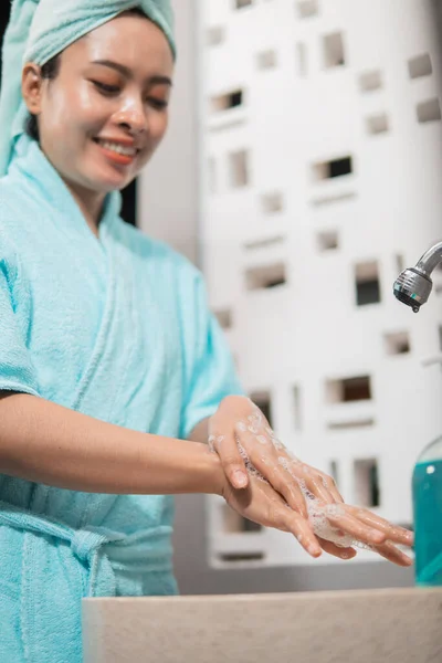 Azjatki używają ręczników do kąpieli myją ręce mydłem aż do piany — Zdjęcie stockowe
