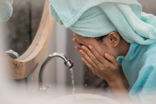 Primer plano de mujer joven asiática con toalla lavándose la cara — Foto de Stock