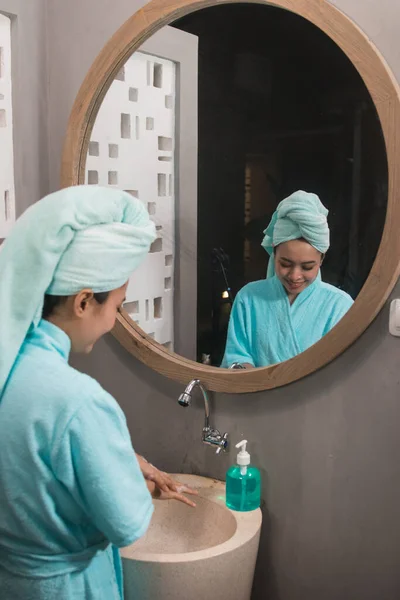 Asiatiska flickor använder badhanddukar tvätta händerna med tvål tills skummande — Stockfoto