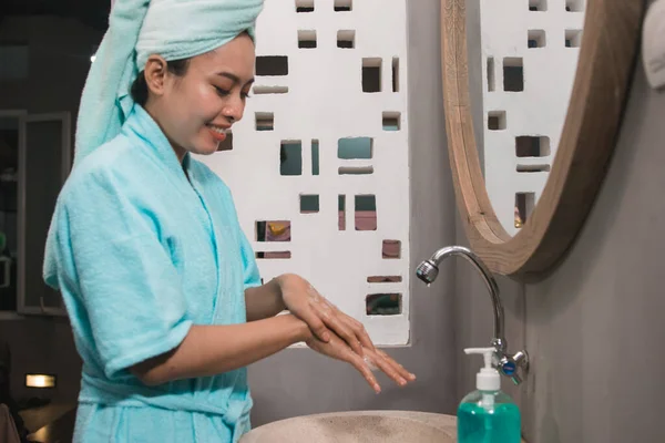 アジアの女の子は泡まで石鹸で手を洗うバスタオルを使用しています — ストック写真