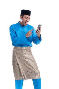 Adam telefonuna bakarken heyecanlanıyor.