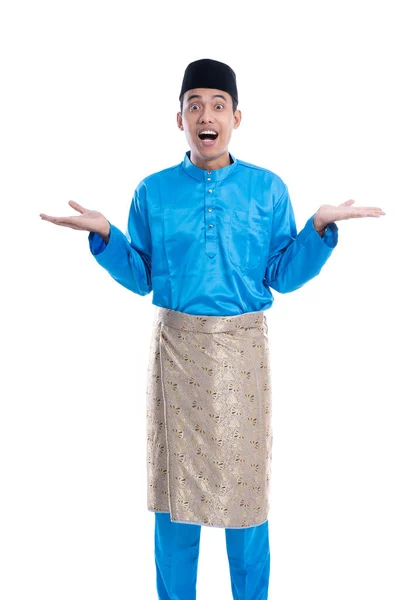 Homme surpris avec des vêtements traditionnels melayu — Photo