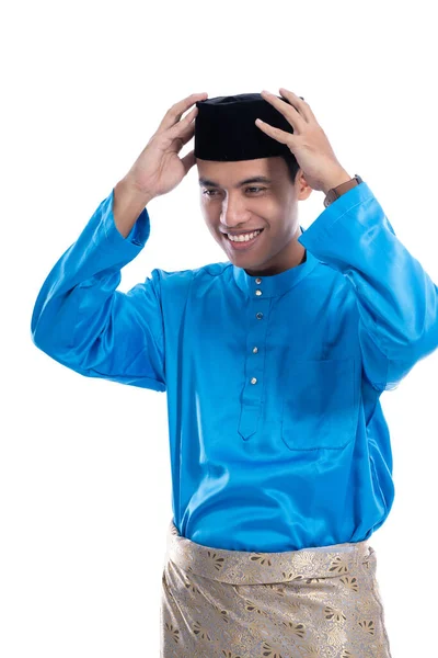 Lelaki itu menaruh pakaiannya untuk perayaan Idul Fitri — Stok Foto