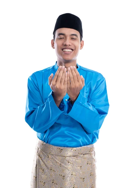 Macho musulmán con gorra orando a Dios — Foto de Stock