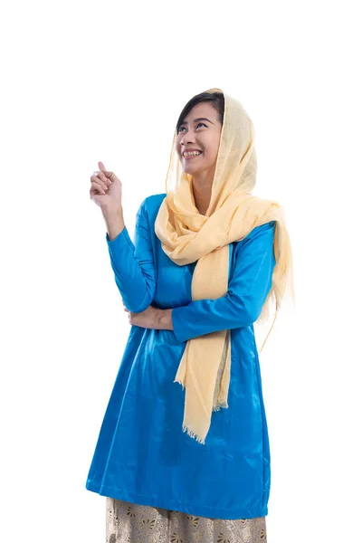 Мусульманська жінка в блакитному кольорі дивиться вгору — стокове фото
