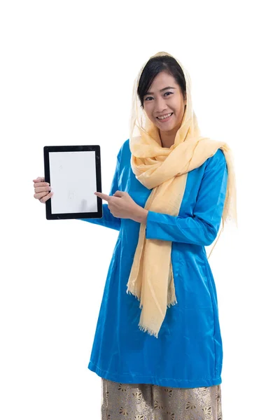 Mulher muçulmana mostrando sua tela tablet pc — Fotografia de Stock