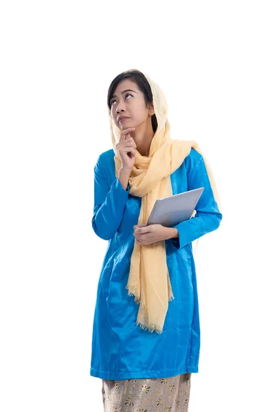 Mulher muçulmana pensando e olhando para cima — Fotografia de Stock