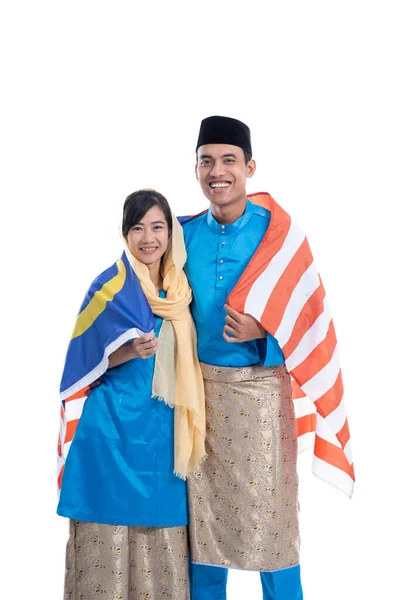 Krásný muslimský pár s malajskou vlajkou — Stock fotografie