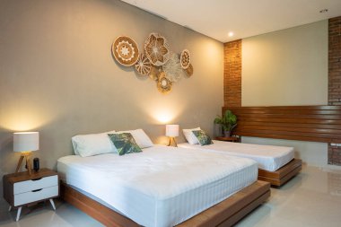 Yatak odasının içinde.