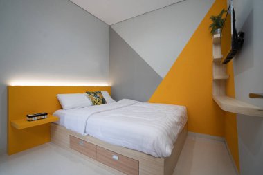 Yatak odasının içinde.