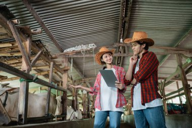 Şapka takan çocuk, bir kız yastık kullanmayı açıkladığında düşünür.