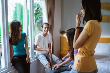 5 Asyalı genç arkadaş yatak odasında birlikte eğleniyor.