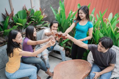 Bahçede yemek yiyip içerken eğlenen arkadaşlar bahçe partisinde mutlu insanlar