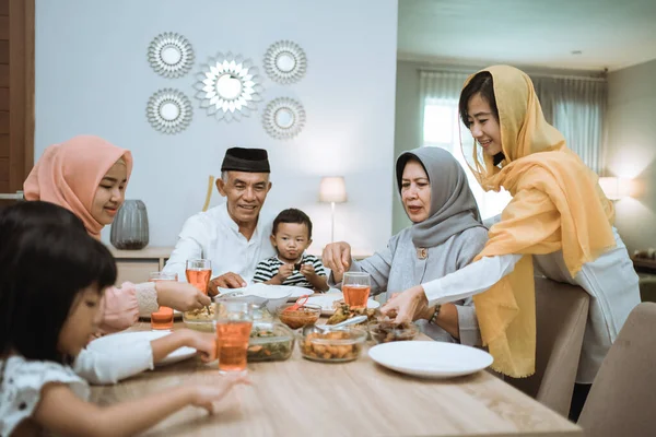 Muslim asian family and grandparents having break fasting on ramadan — Stock Photo, Image