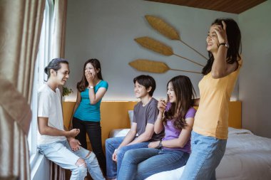 5 Asyalı genç arkadaş yatak odasında birlikte eğleniyor.