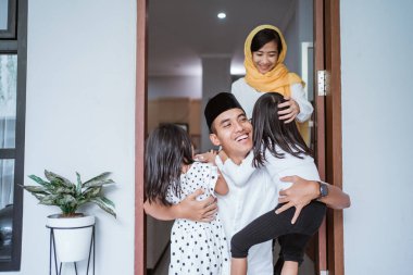 Heyecanlı baba bayram kutlamalarında çocuklarına sarılıp kucaklıyor.