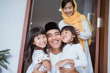 Heyecanlı baba bayram kutlamalarında çocuklarına sarılıp kucaklıyor.