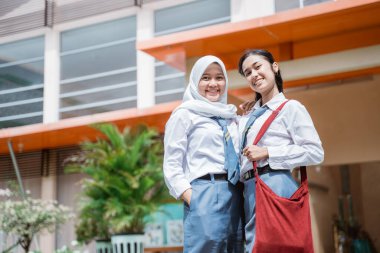 Endonezya 'da lise üniforması giyen iki güzel öğrenci.