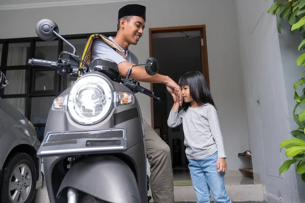 Müslüman adamın babası camiye gidiyor. Elini öpüyor.