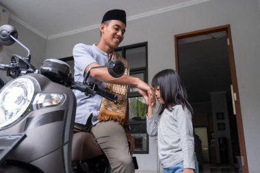 Müslüman adamın babası camiye gidiyor. Elini öpüyor.