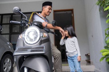 Müslüman adamın babası camiye gidiyor. Elini öpüyor.