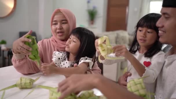 Χαρούμενη ασιατική μουσουλμανική οικογένεια κάνει ketupat μαζί στο σπίτι — Αρχείο Βίντεο