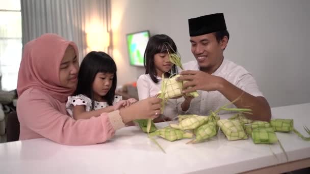 Feliz asiático musulmán familia haciendo ketupat juntos en casa — Vídeos de Stock