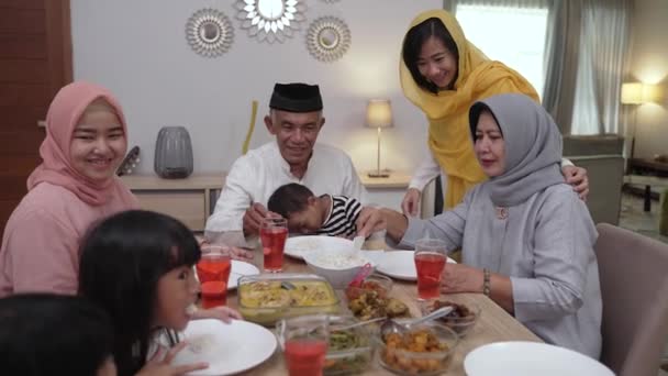 Familia y abuelos tomando un descanso ayunando en ramadán. iftar cena descanso — Vídeo de stock