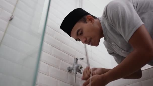 Jonge moslim man uitvoeren van ablution wudhu voor het gebed — Stockvideo