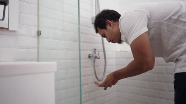 Jonge moslim man uitvoeren van ablution wudhu voor het gebed — Stockvideo