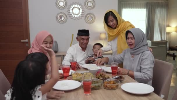 A család és a nagyszülők a ramadánon böjtölnek. iftar vacsora szünet — Stock videók